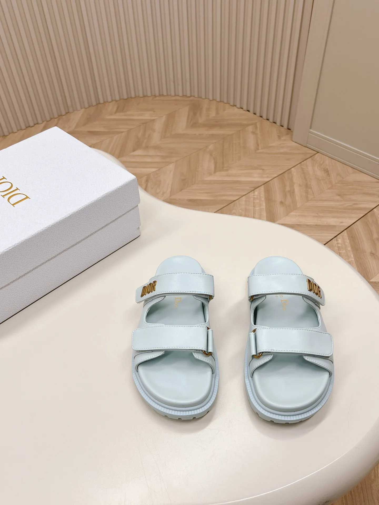 👟👟Ex-factory price 460👟👟 DIOR classic sandals This mixed sheepskin DiorAct sandal is fashionable. Paired with an insole that fits the shape of your foot, it's made of exceptionally lightweight and comfortable leather. The upper straps are fastened with Velcro and are decorated with a gold-finish metal "Dior" logo, which complements the style design. These sandals add a modern edge to any look.  🌟Fabric: Imported mixed sheepskin 🌟Lining: Imported sheepskin 🌟Outsole: TPU original outsole 🌟Code number: 35-42 (41 42 customized, non-returnable)